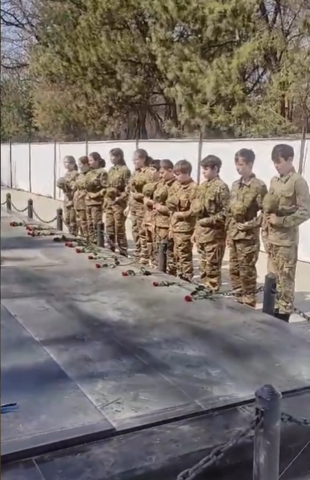 Учащиеся 7 класса почтили память героев, павших за свободу и независимость Родины.