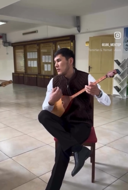 Үзіліс кезінде білім алушылардың күй ойнау сәтінен үзінді