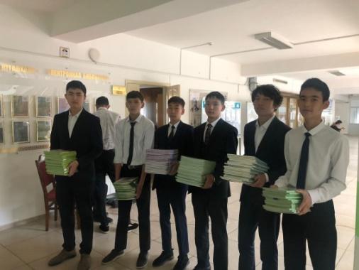 Алматы қаласы, Наурызбай ауданына қарасты «С.Көпбаев атындағы 186 ЖББМ» КММ 2024-2025 оқу жылының аяқталуына байланысты 23-25 мамыр аралығында кітапханаға әр сынып өз оқулықтарын түптеп дұрыс өткізуін өздері қадағалап өткізіп жатыр.Бастауыш сынып оқу