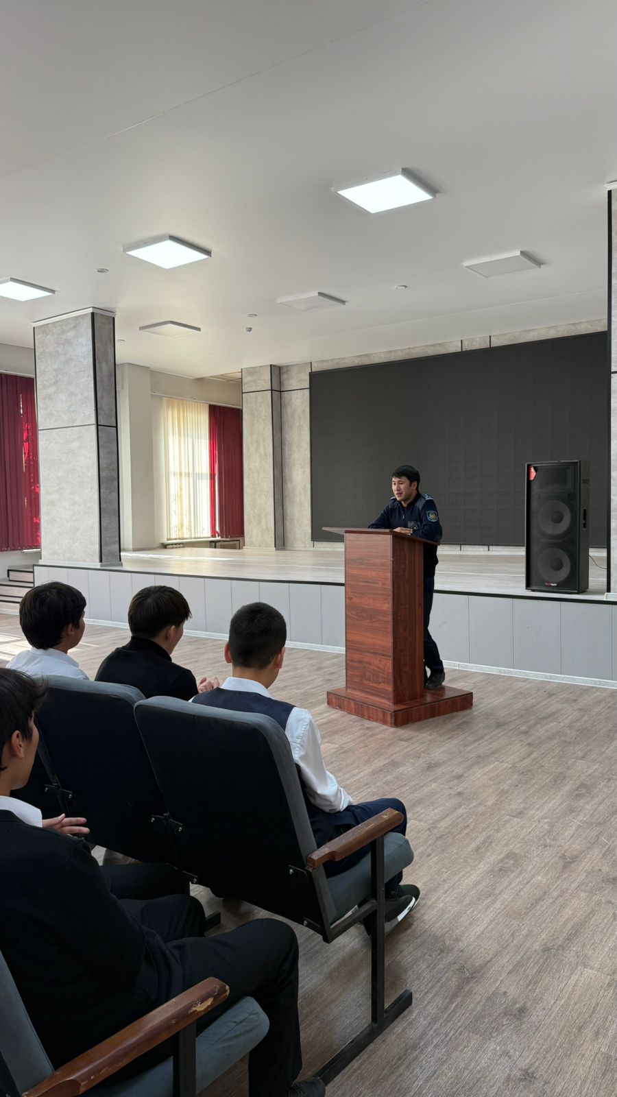 Алматы қаласы, Наурызбай ауданы С.Көпбаев атындағы №186 жалпы білім беретін мектепте 10-сынып оқушыларына күзгі демалыс кезеңінде өмір қауіпсіздігін қамтамасыз ету мақсатында кездесу ұйымдастырылды. Іс-шара барысында Наурызбай аудандық полиция басқар